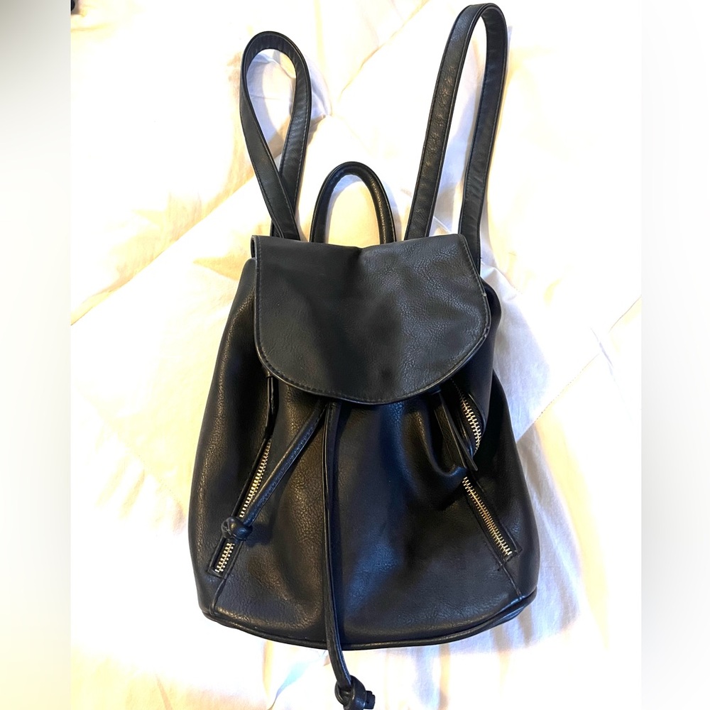 Bucket backpack bag; 2 outside zippers, used twice